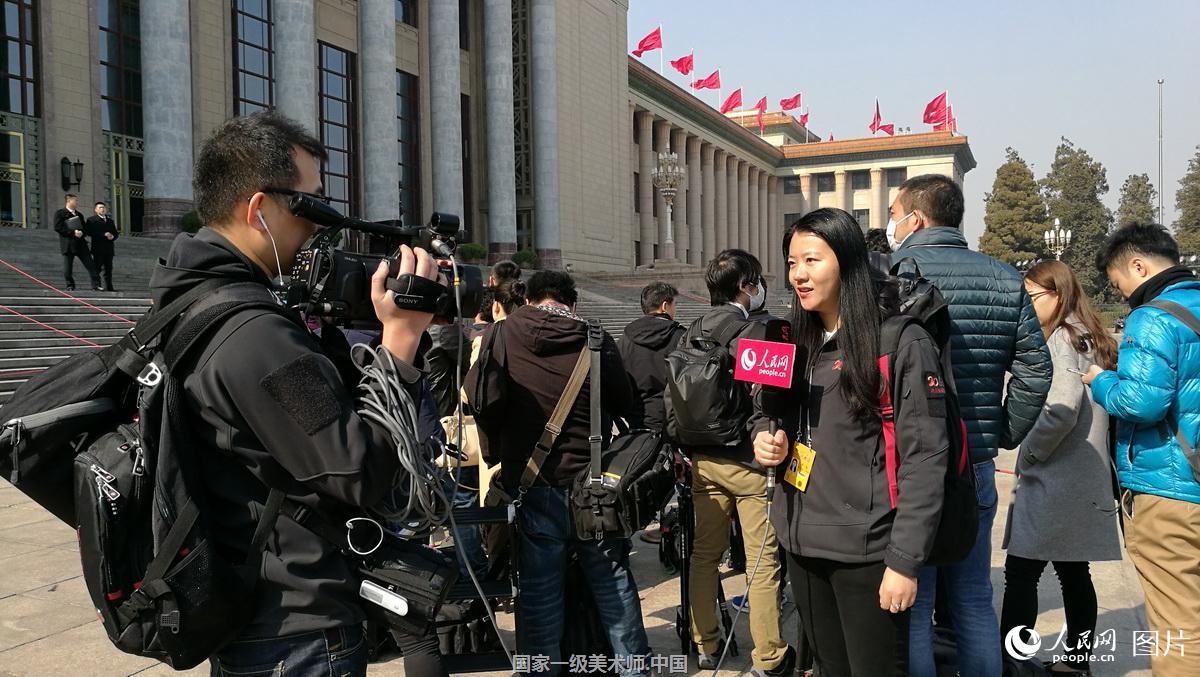 全国政协十二届五次会议开幕会：人民网记者正在大会堂前做直播